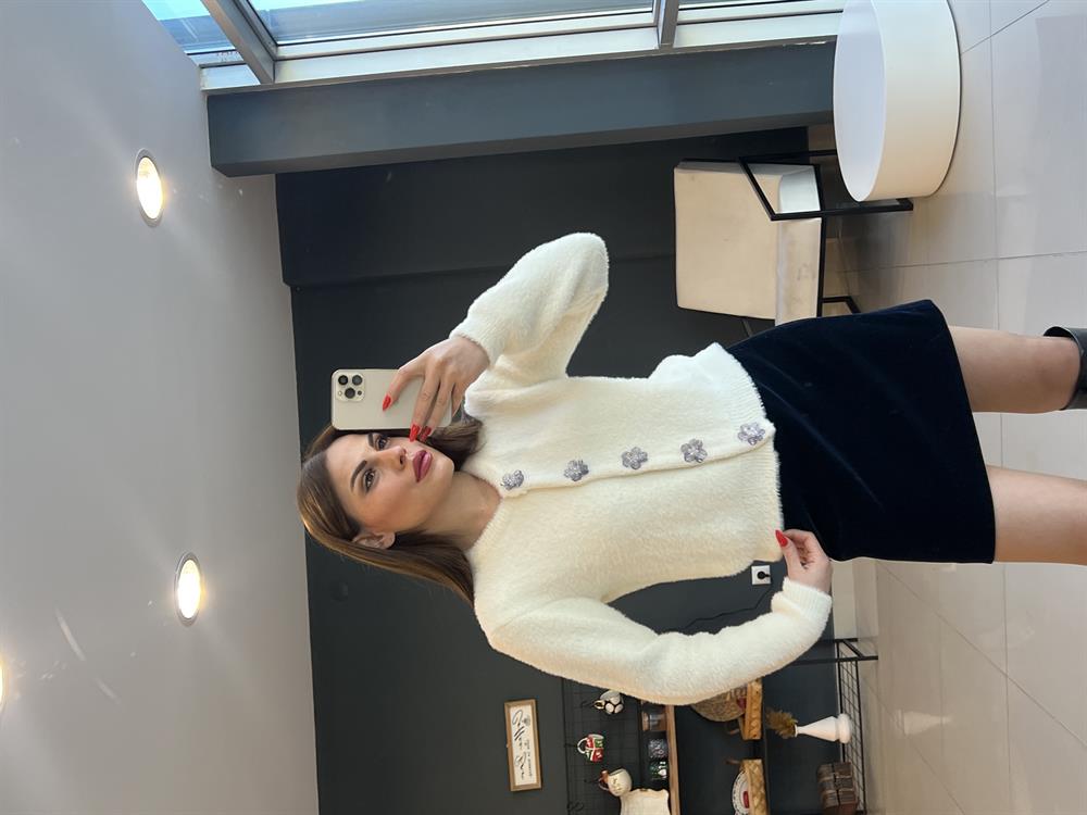 Çi̇çek Detayli Yumoş Hirka Ekru