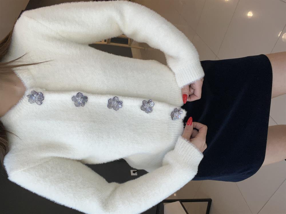 Çi̇çek Detayli Yumoş Hirka Ekru