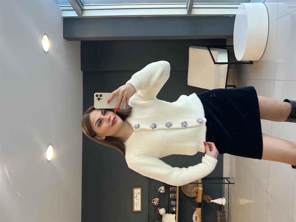 Çi̇çek Detayli Yumoş Hirka Ekru