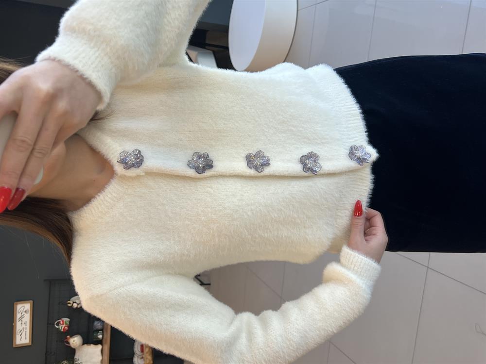 Çi̇çek Detayli Yumoş Hirka Ekru