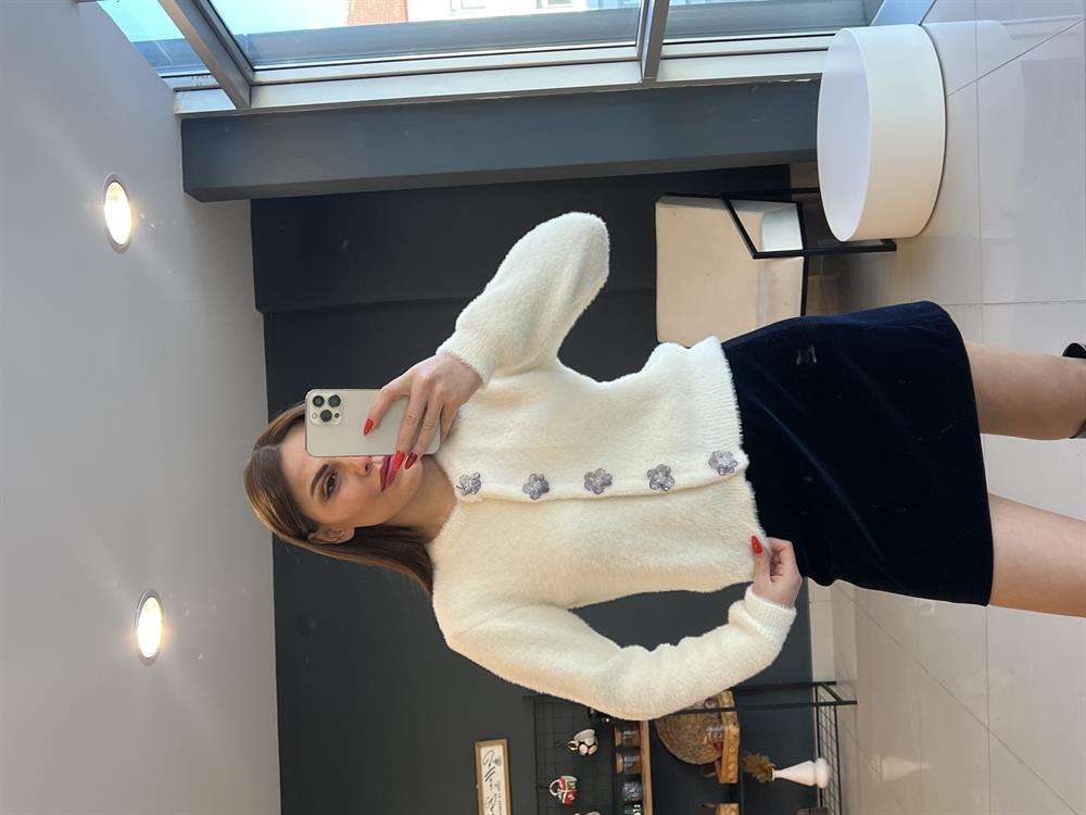 Çi̇çek Detayli Yumoş Hirka Ekru