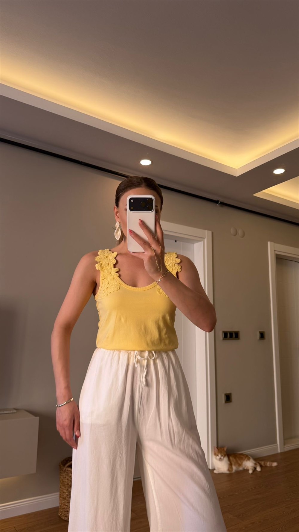 ÇİÇEK İŞLEMELİ ASKILI ATLET SARI