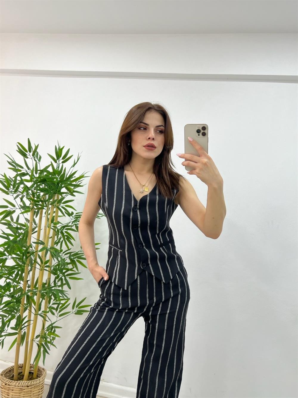 Çi̇zgi̇li̇ Yelekli̇ Takim Si̇yah