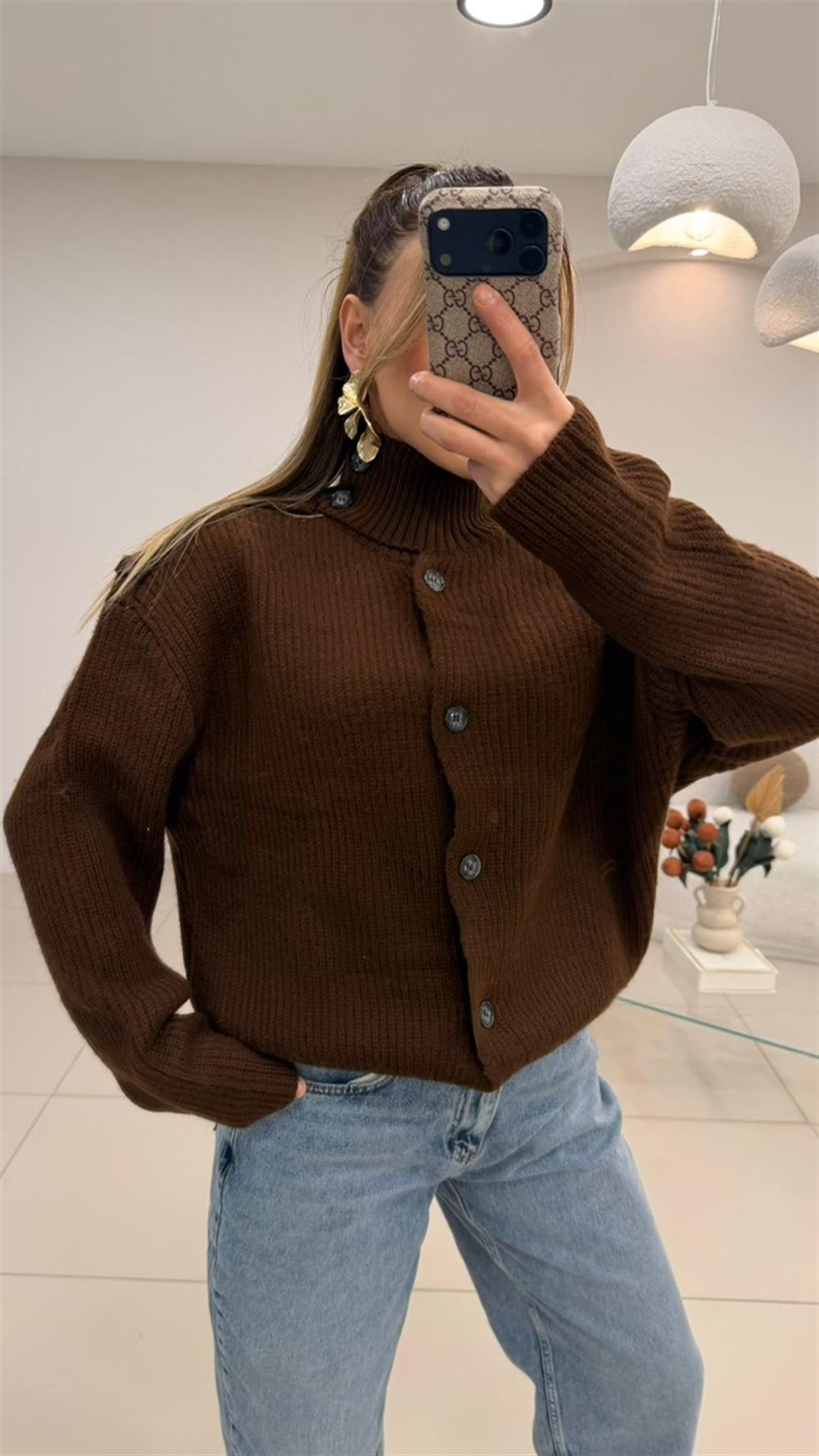 DÜĞME DETAYLI HIRKA KAZAK KAHVE