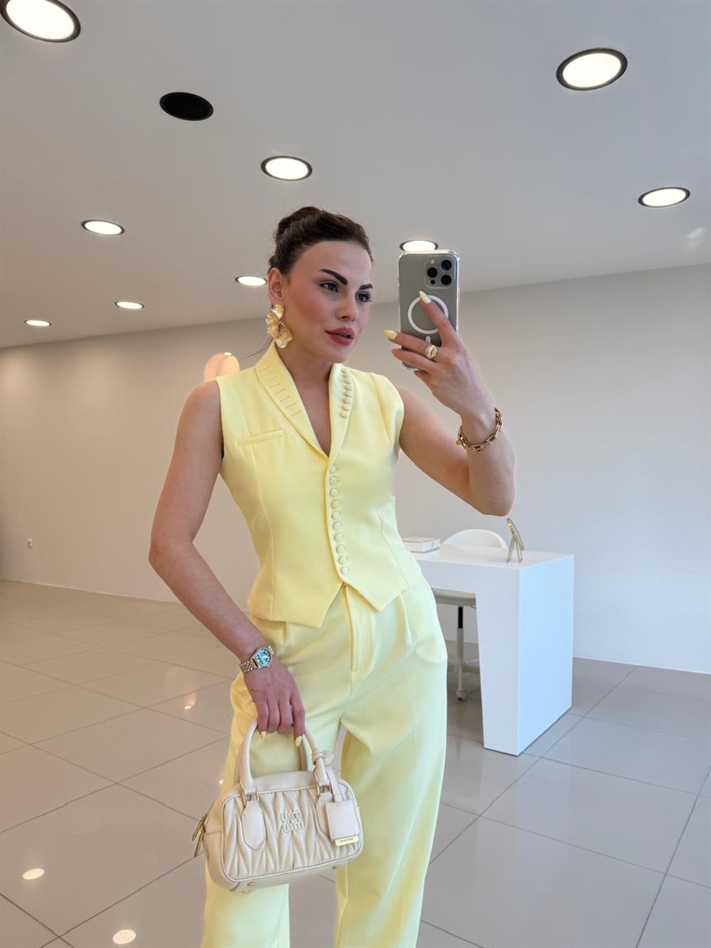 DÜĞMELİ TASARIM YELEKLİ İKİLİ TAKIM SARI