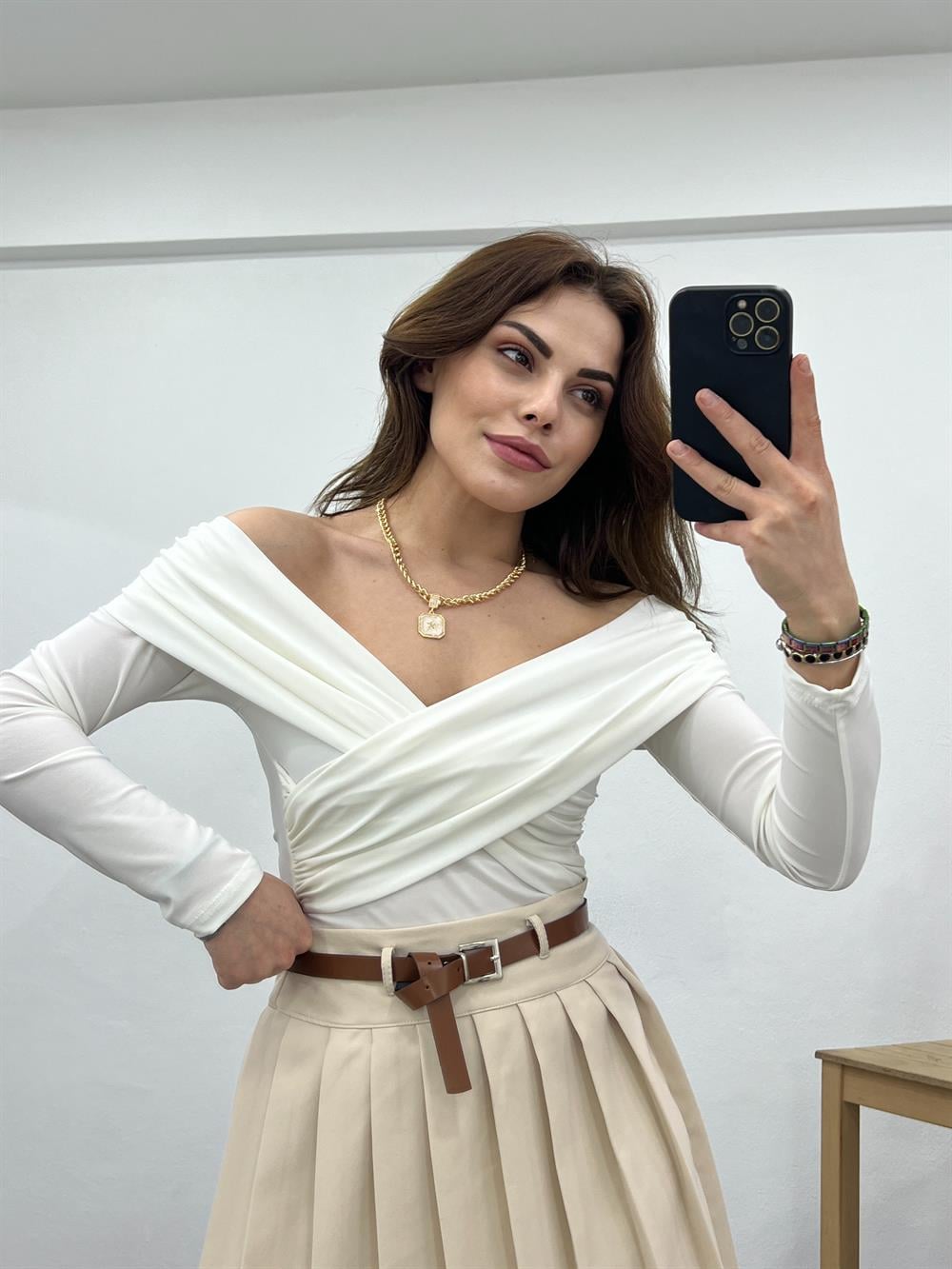 Ekru Degaje Yaka Drape Detaylu Bluz