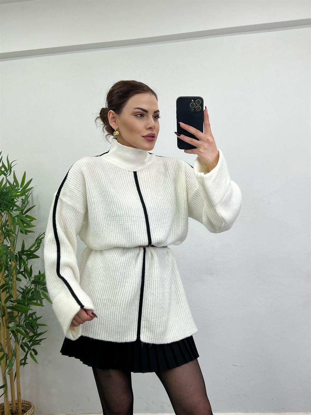 Ekru Şeri̇tli̇ Kollari Katlama Detayli Di̇k Yaka Oversi̇ze Tri̇ko Kazak