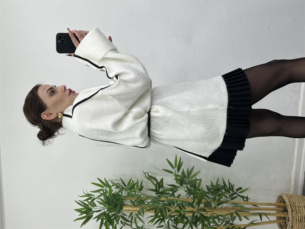 Ekru Şeri̇tli̇ Kollari Katlama Detayli Di̇k Yaka Oversi̇ze Tri̇ko Kazak