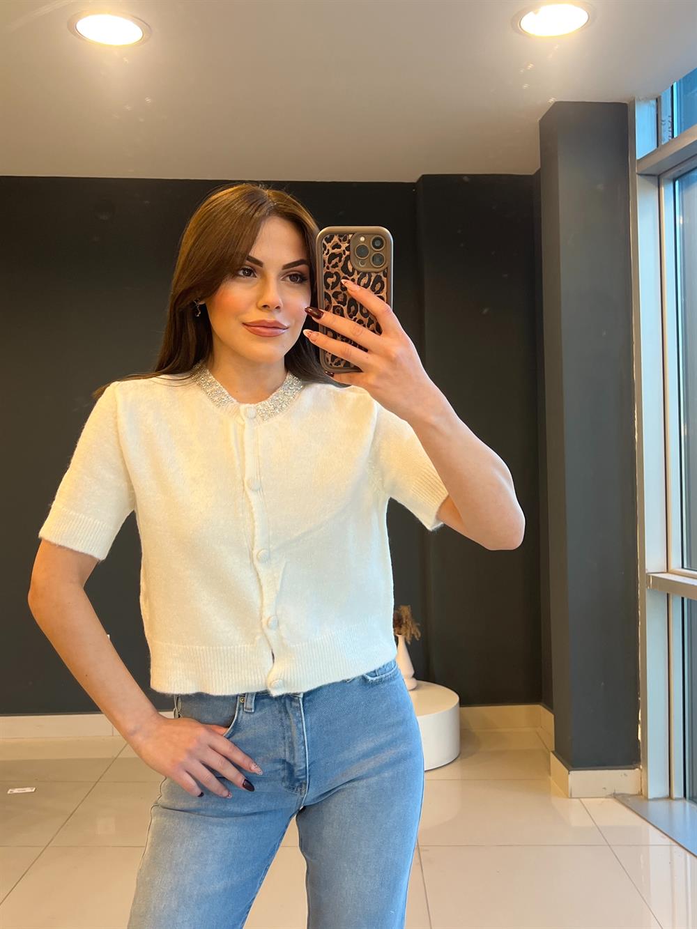 Ekru Yakasi Taşli Twi̇st Hirka