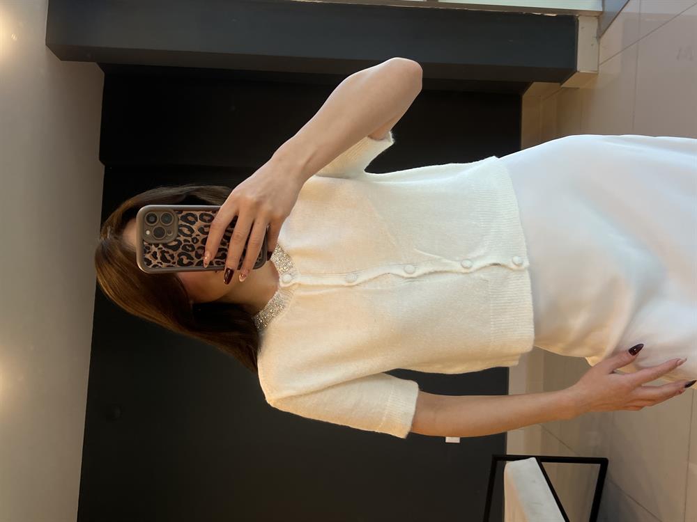 Ekru Yakasi Taşli Twi̇st Hirka