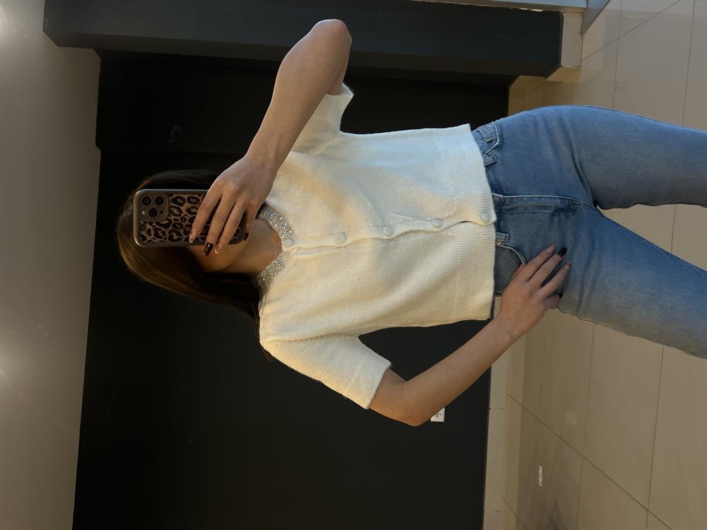 Ekru Yakasi Taşli Twi̇st Hirka