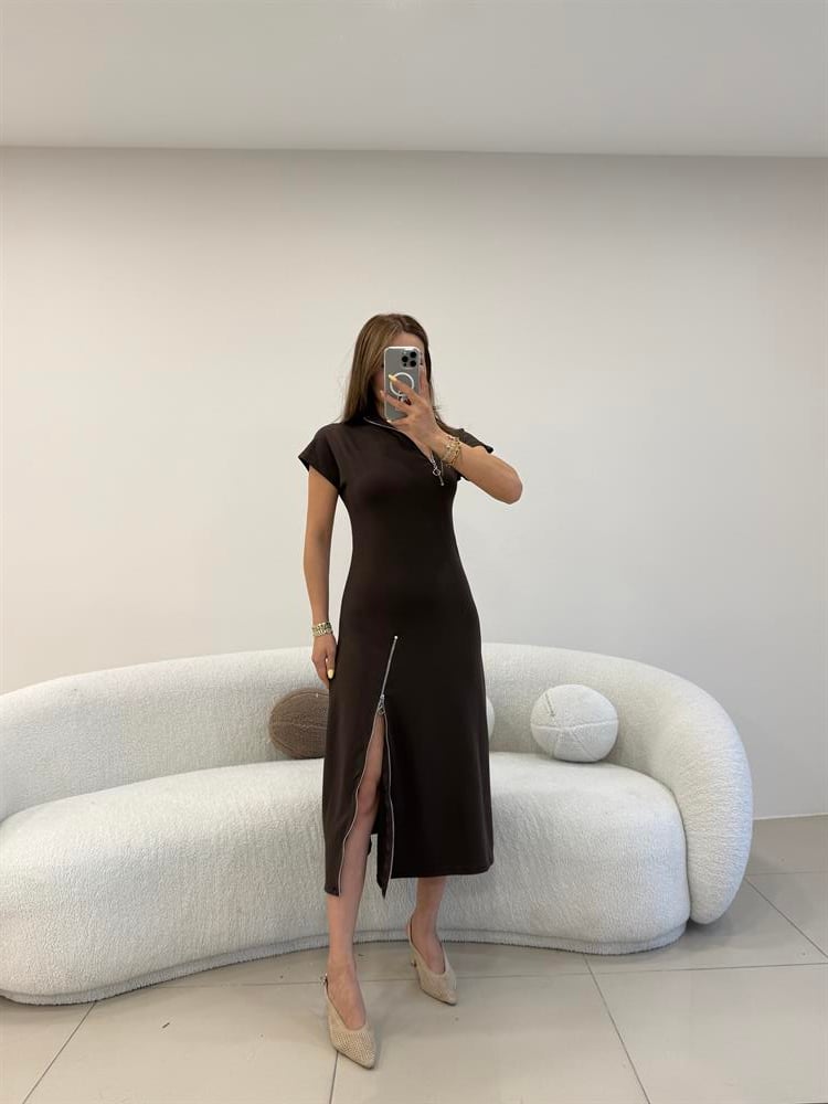 FERMUAR DETAYLI DİK YAKA ELBİSE KAHVE