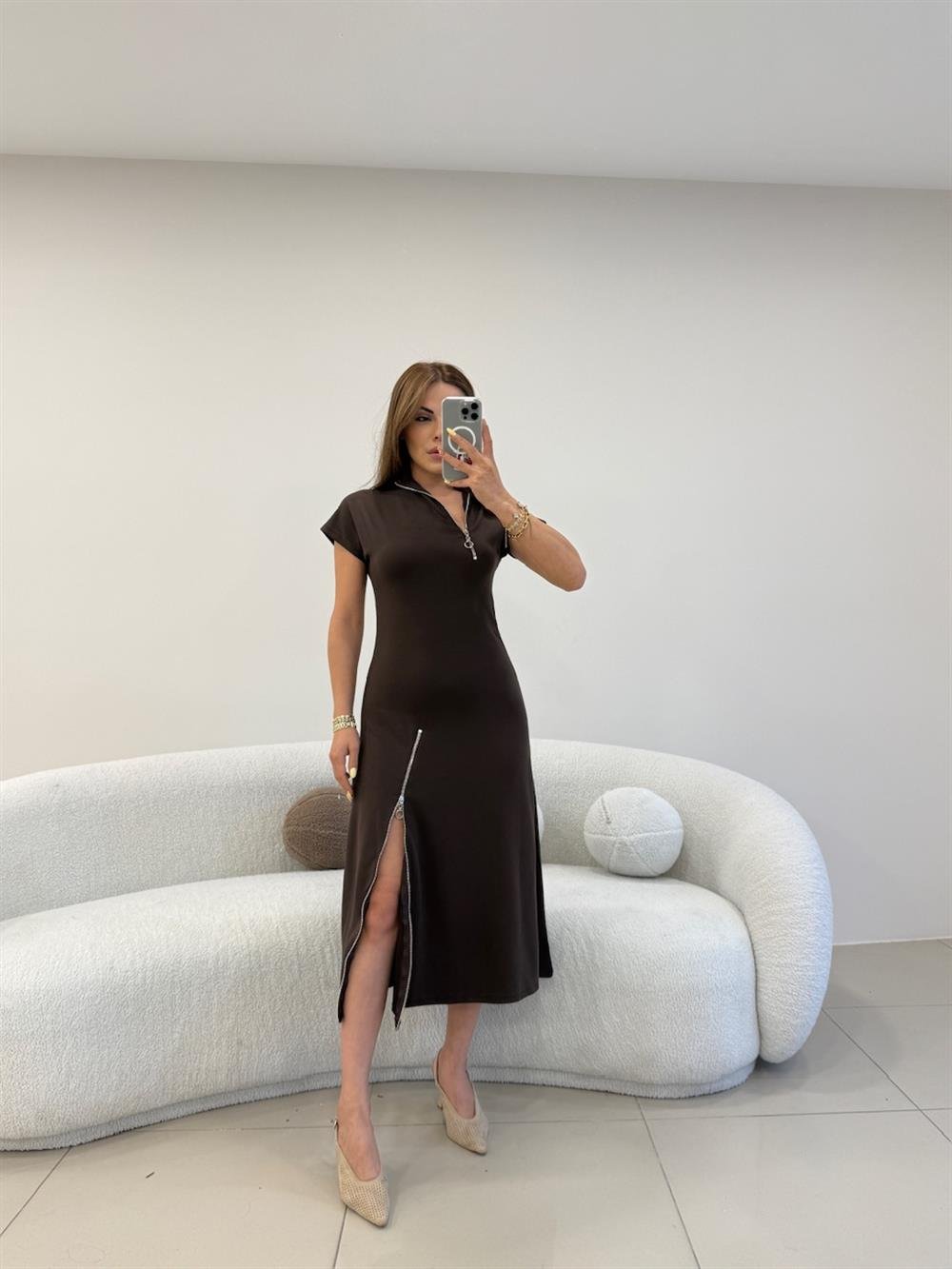 FERMUAR DETAYLI DİK YAKA ELBİSE KAHVE