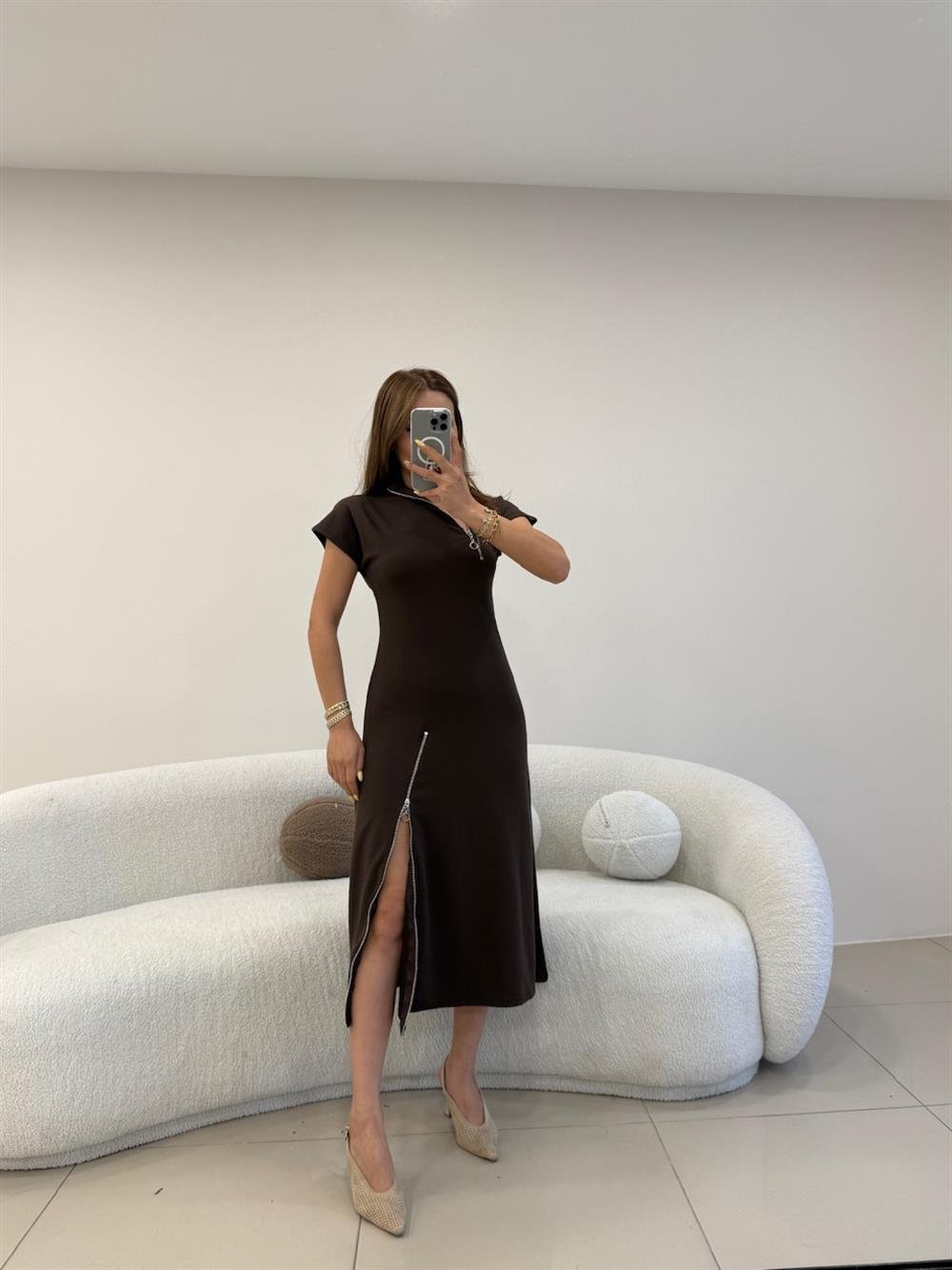 FERMUAR DETAYLI DİK YAKA ELBİSE KAHVE