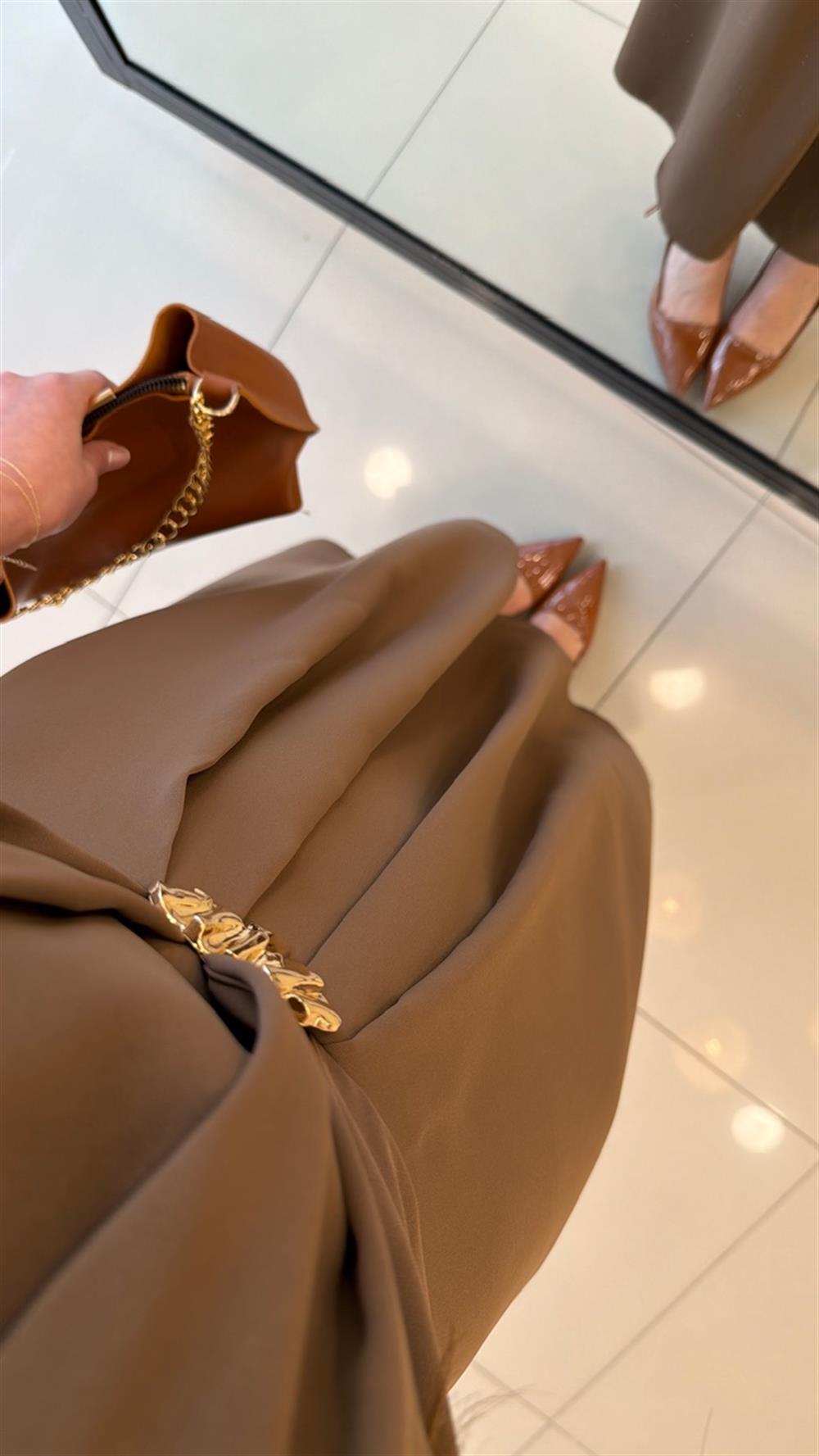 GOLD AKSESUARLI BAĞLAMALI ELBİSE TOPRAK