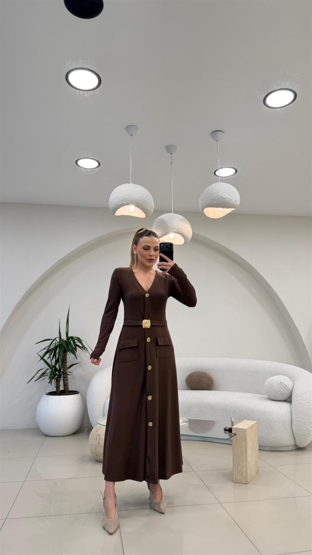 GOLD DÜĞME VE KEMER DETAYLI V YAKA ELBİSE KAHVE