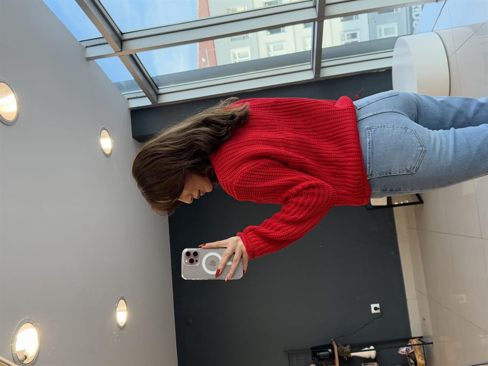 Gold Düğmeli̇ Örgü Hirka Kirmizi