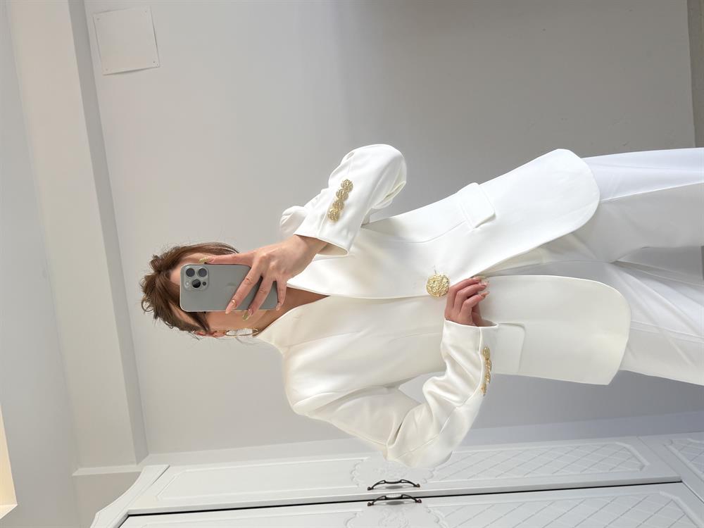 Gold Düğmeli̇ Tasarim Ceket Beyaz