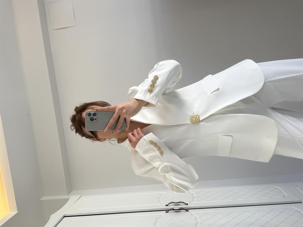 Gold Düğmeli̇ Tasarim Ceket Beyaz