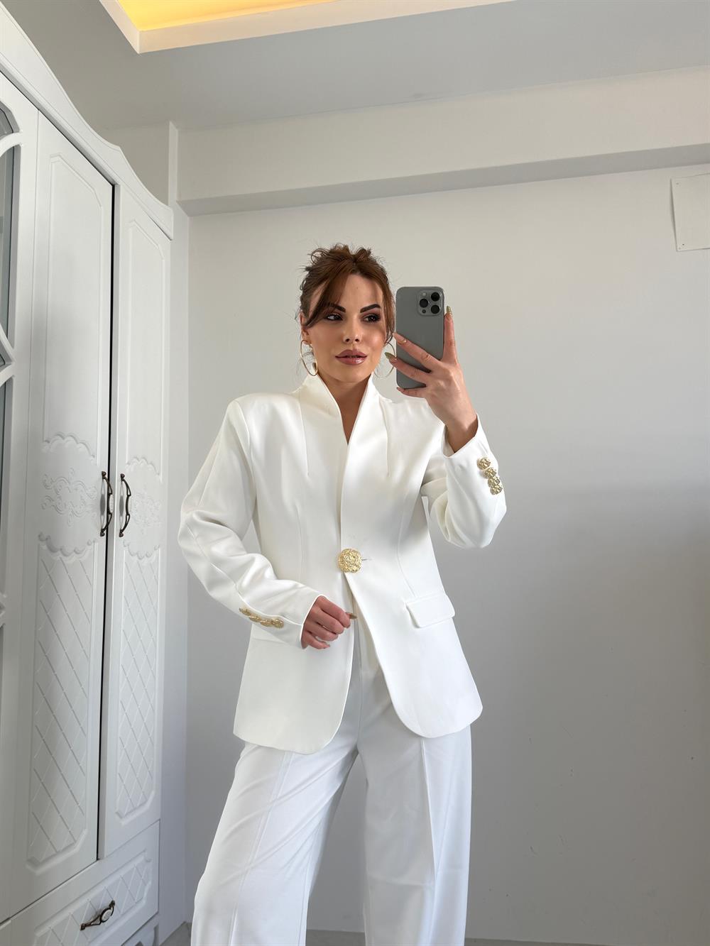 Gold Düğmeli̇ Tasarim Ceket Beyaz