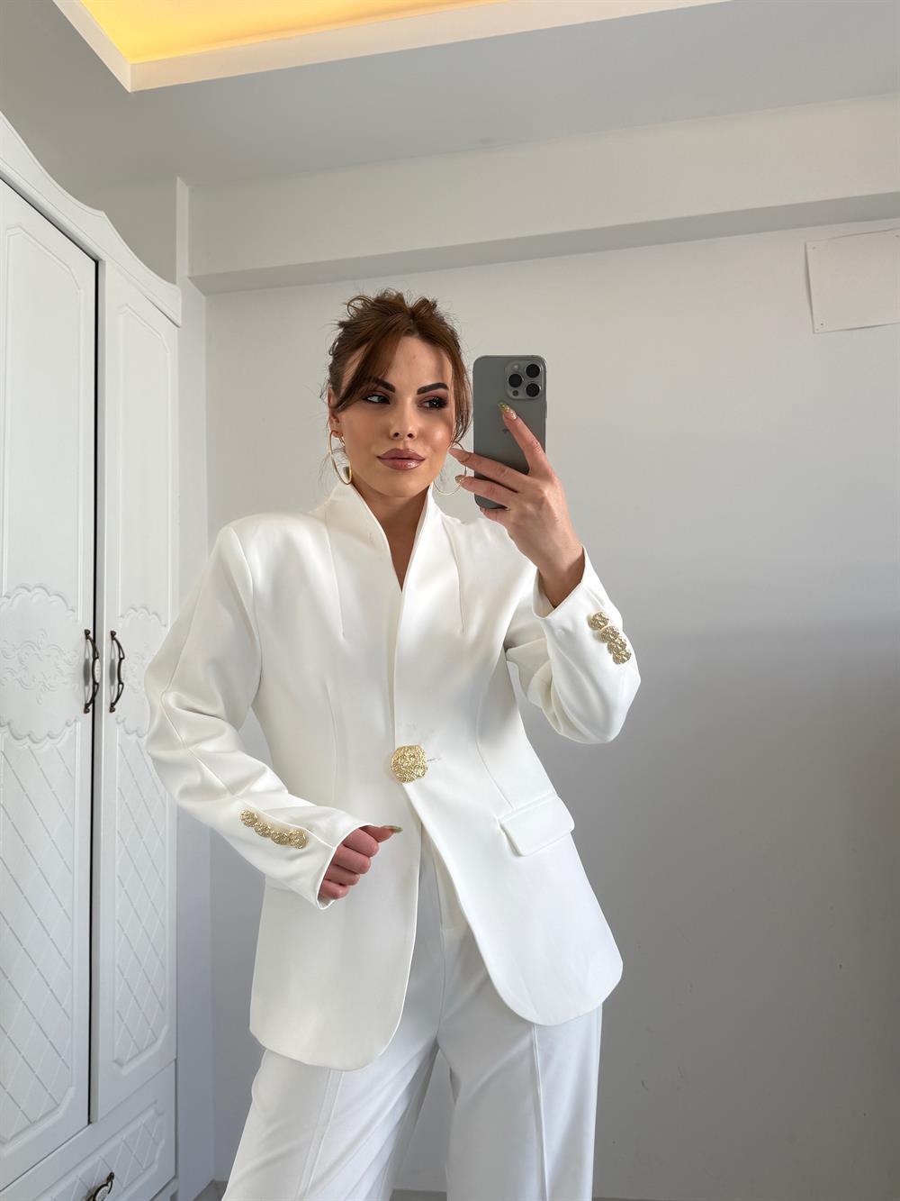 Gold Düğmeli̇ Tasarim Ceket Beyaz