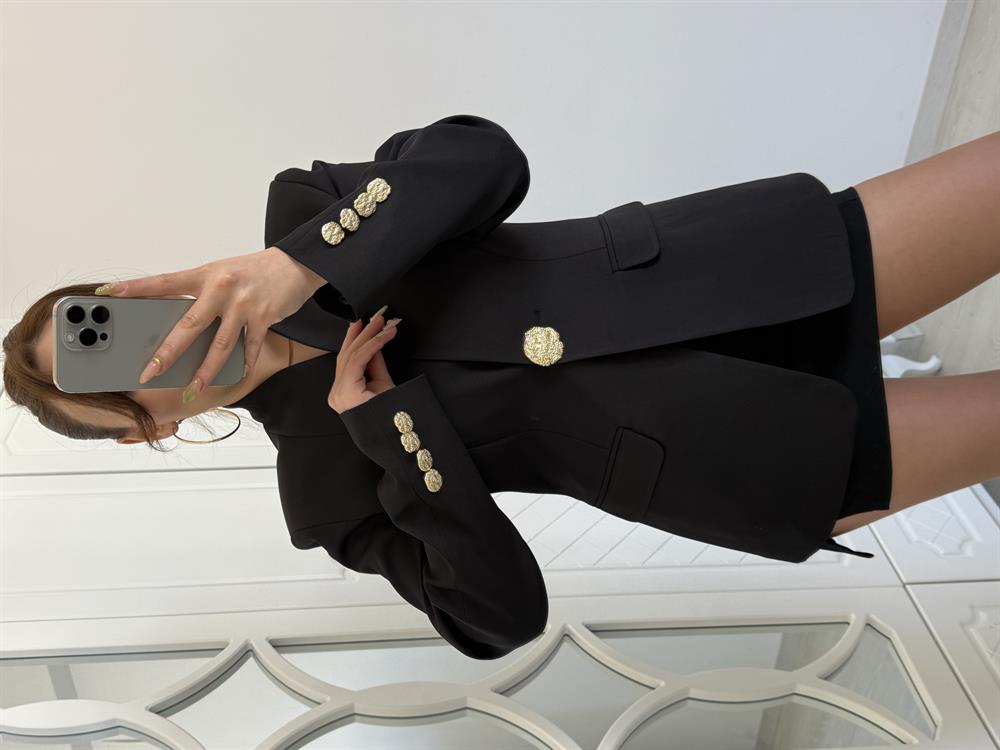 Gold Düğmeli̇ Tasarim Ceket Si̇yah