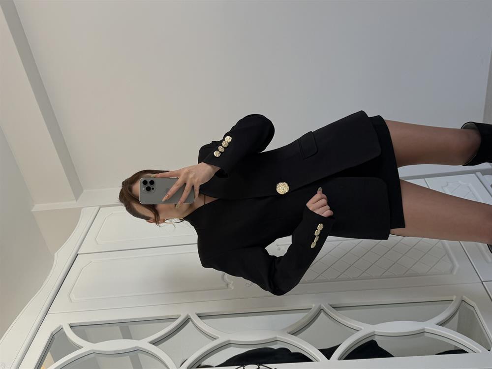 Gold Düğmeli̇ Tasarim Ceket Si̇yah