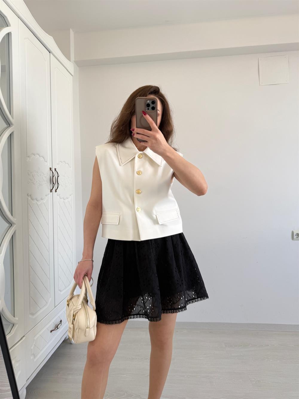 GOLD DÜĞMELİ VATKALI YELEK BEYAZ