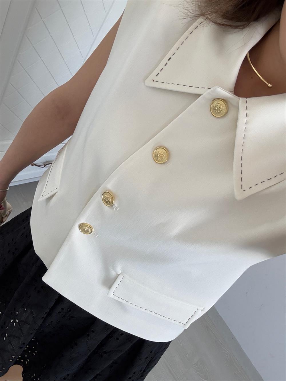 GOLD DÜĞMELİ VATKALI YELEK BEYAZ
