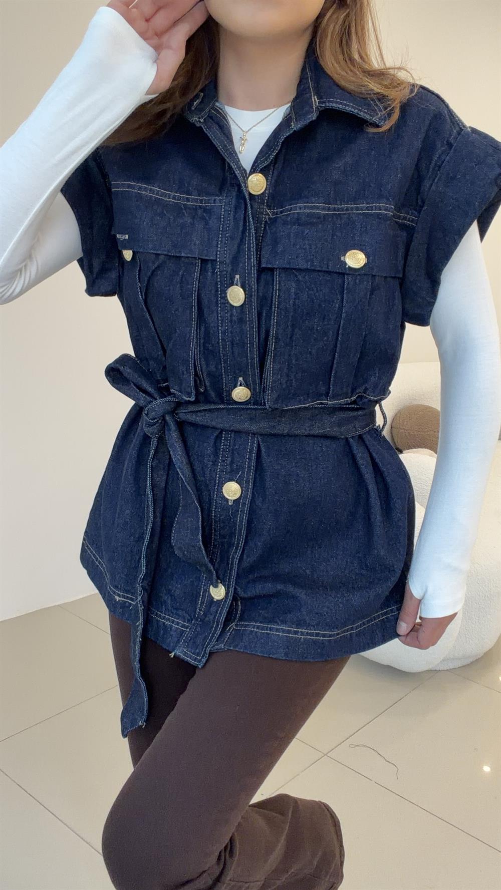 GOLD DÜĞMELİ VE CEP DETAYLI DENİM YELEK