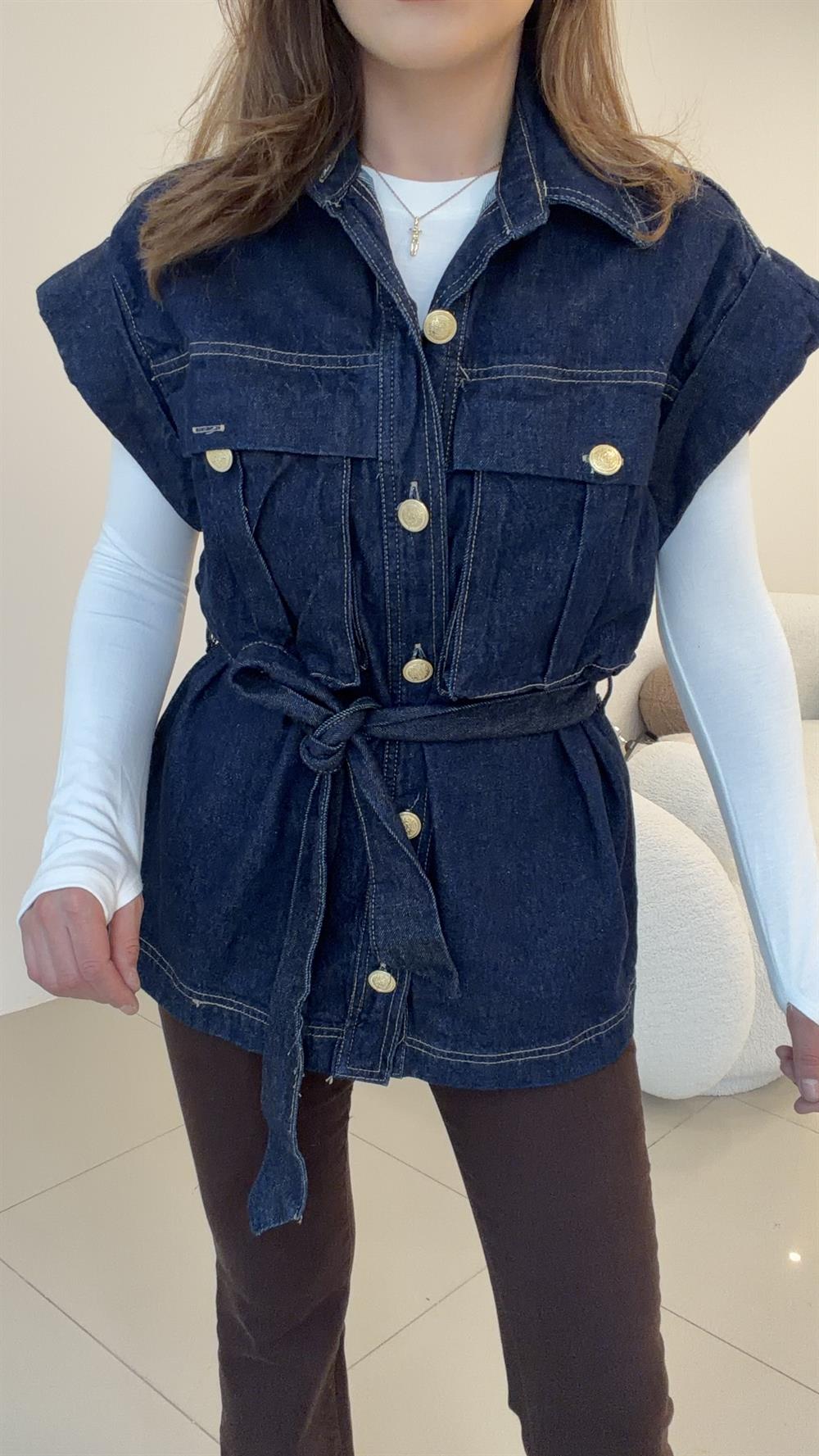 GOLD DÜĞMELİ VE CEP DETAYLI DENİM YELEK