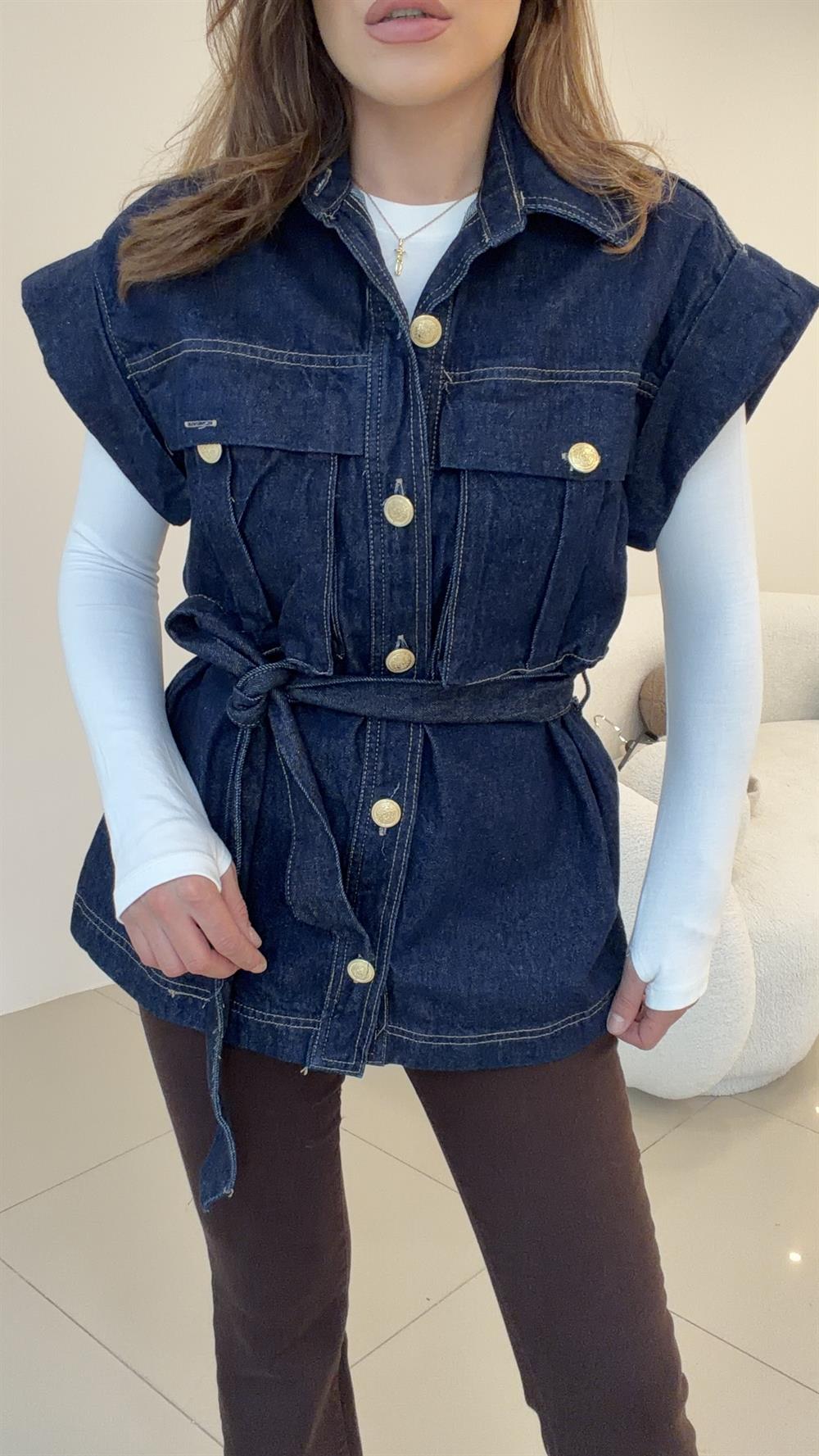 GOLD DÜĞMELİ VE CEP DETAYLI DENİM YELEK