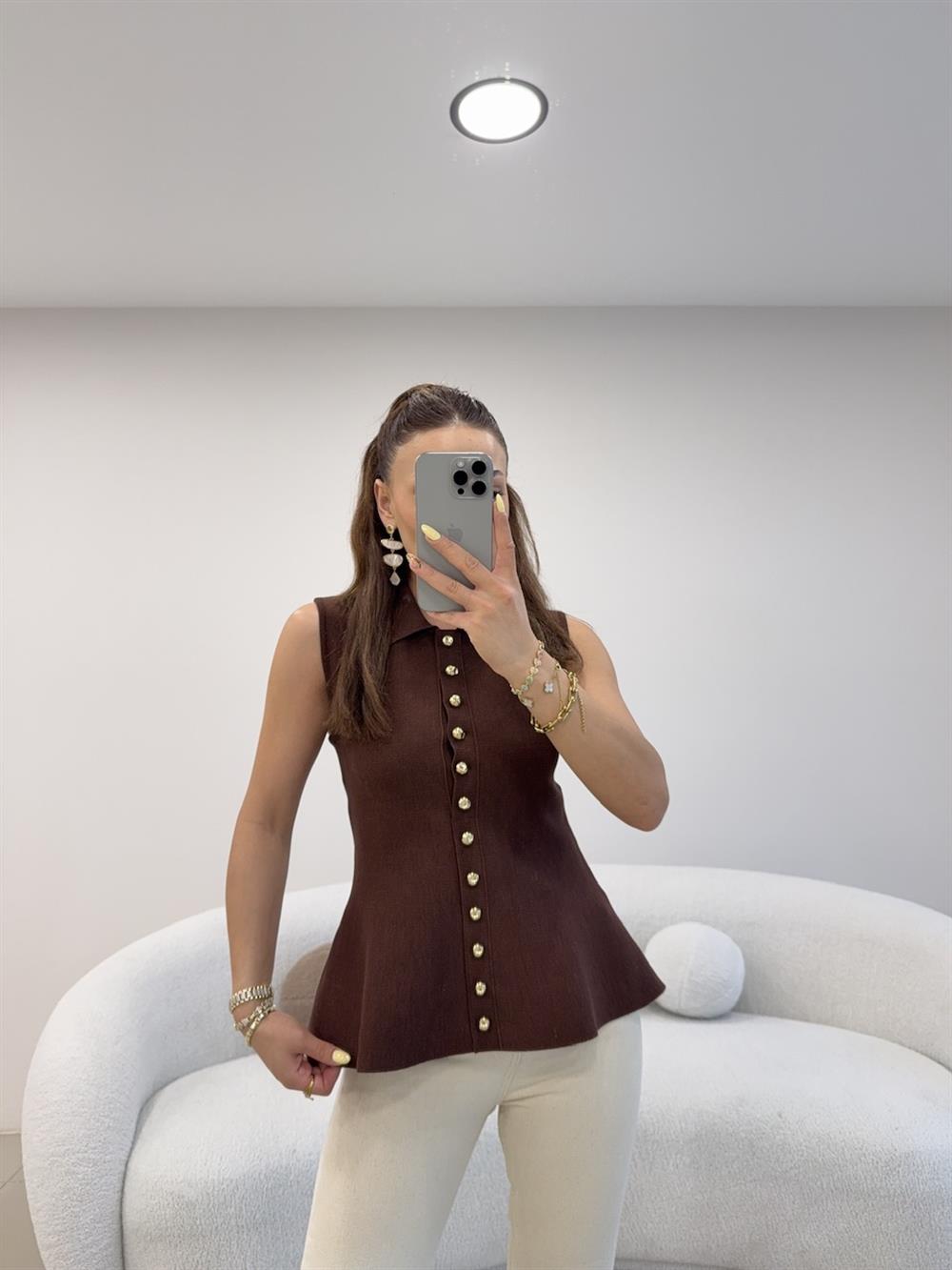 GOLD DÜĞMELİ VOLANLI ÇELİK ÖRGÜ YELEK KAHVE