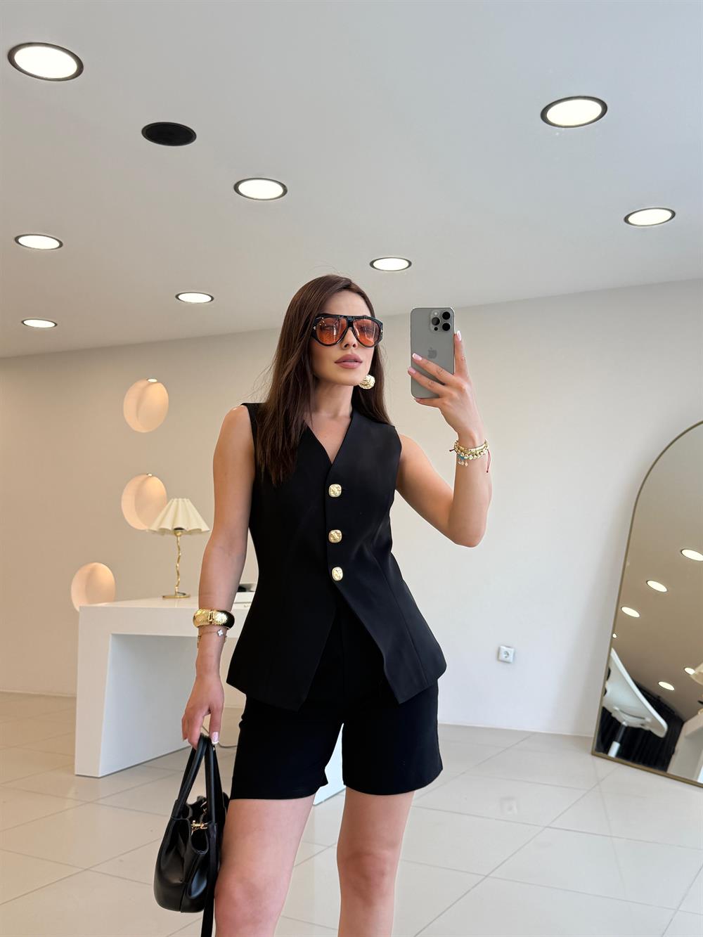 GOLD DÜĞMELİ YELEK SİYAH