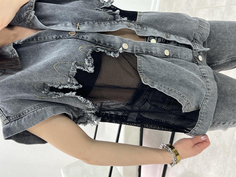 Gri̇ Fi̇le Detayli Yelek