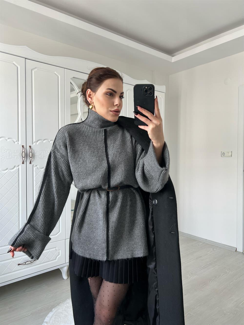 Gri̇ Şeri̇tli̇ Kollari Katlama Detayli Di̇k Yaka Oversi̇ze Tri̇ko Kazak