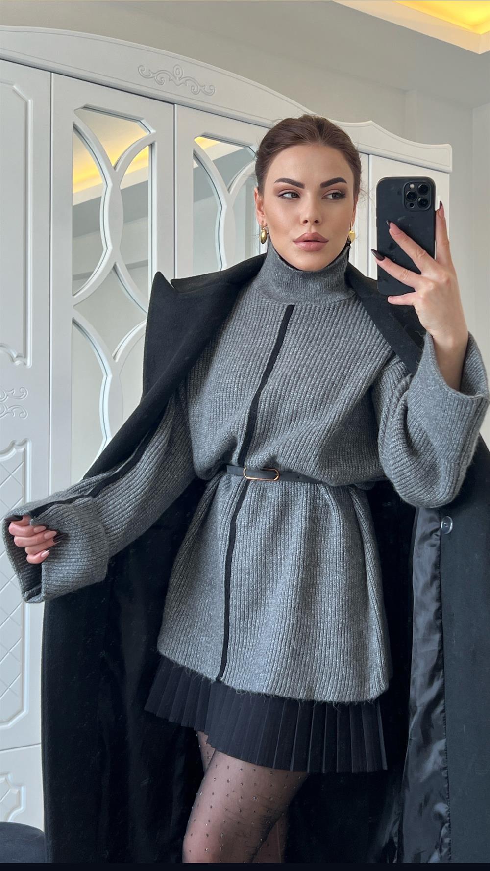 Gri̇ Şeri̇tli̇ Kollari Katlama Detayli Di̇k Yaka Oversi̇ze Tri̇ko Kazak