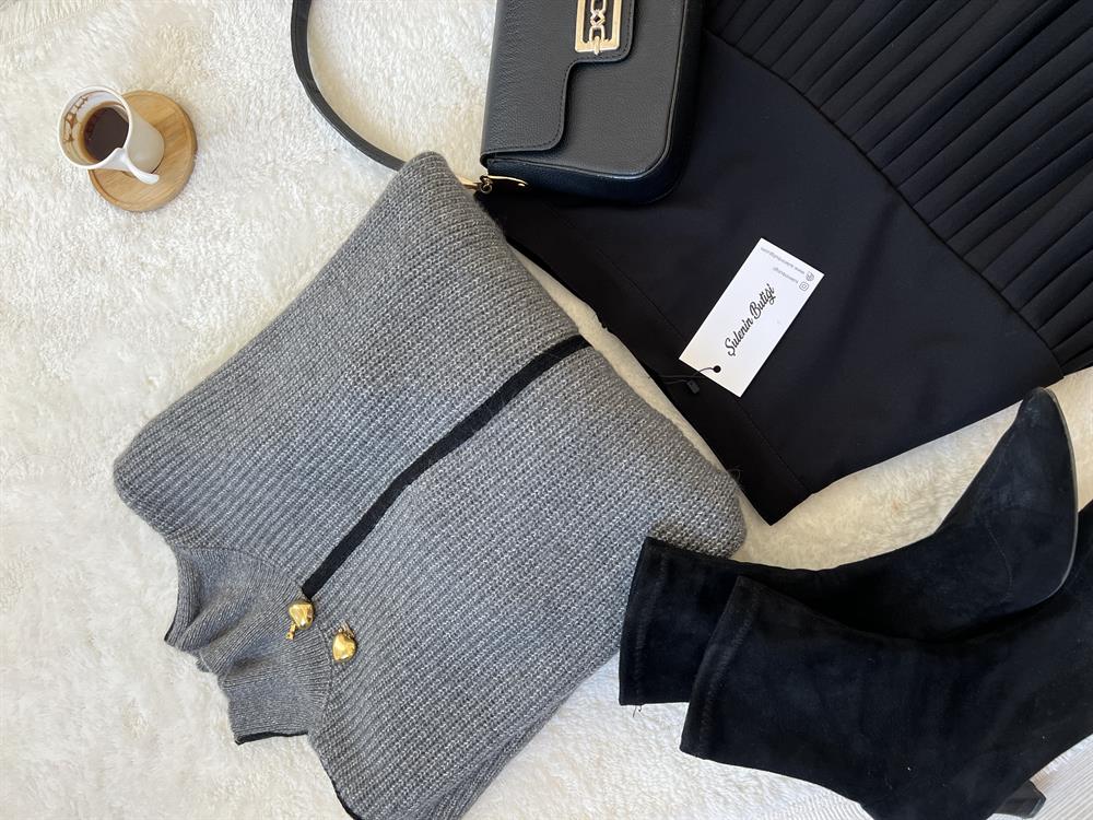 Gri̇ Şeri̇tli̇ Kollari Katlama Detayli Di̇k Yaka Oversi̇ze Tri̇ko Kazak