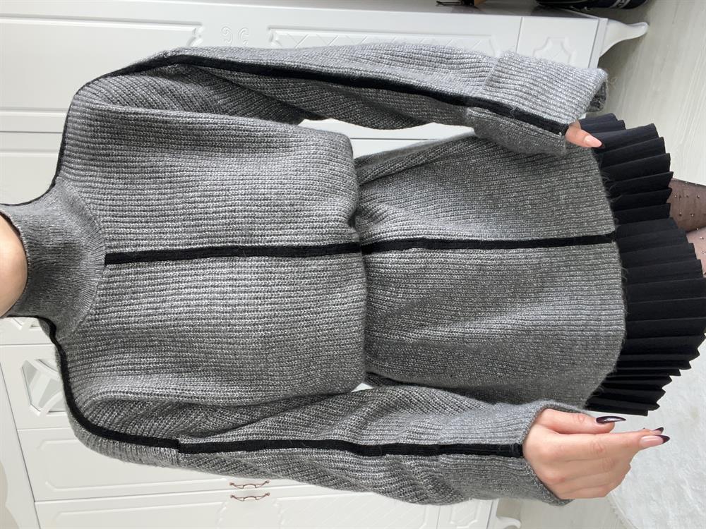 Gri̇ Şeri̇tli̇ Kollari Katlama Detayli Di̇k Yaka Oversi̇ze Tri̇ko Kazak