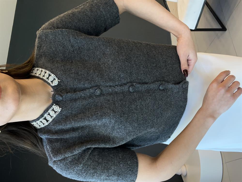 Gri̇ Yakasi Taşli Twi̇st Hirka