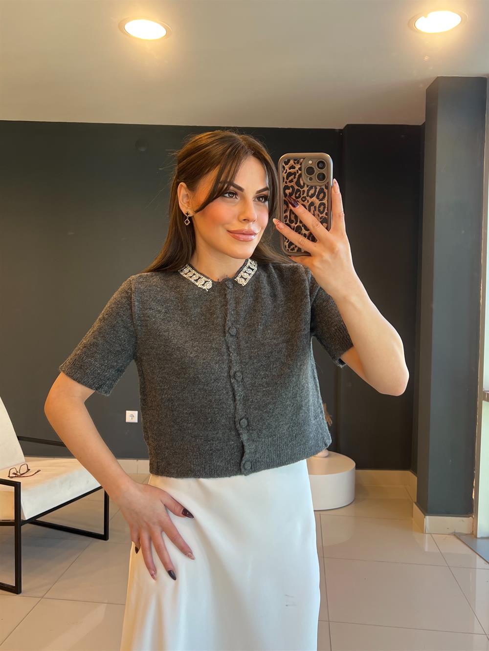 Gri̇ Yakasi Taşli Twi̇st Hirka