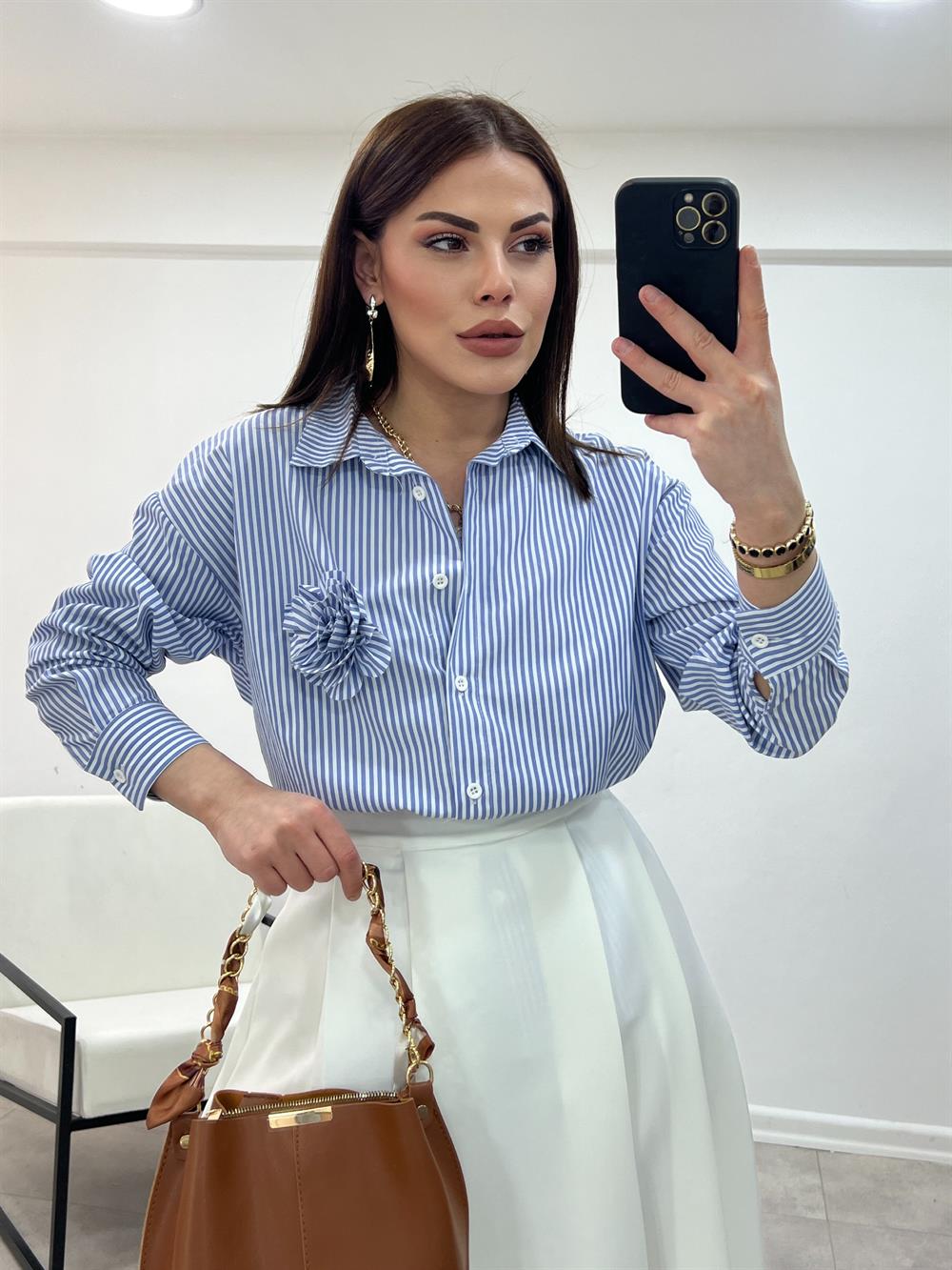 Gül Detayli Mavi̇ Çi̇zgi̇li̇ Gömlek