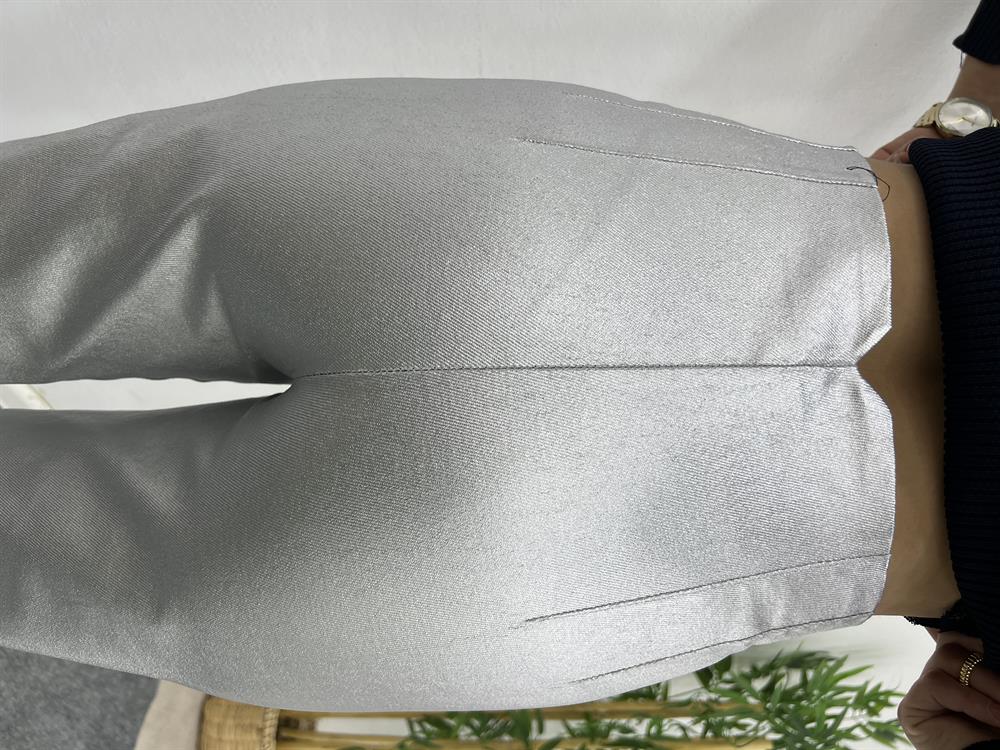 Gümüş Renk Önü Flatolu Metali̇k Pantolon