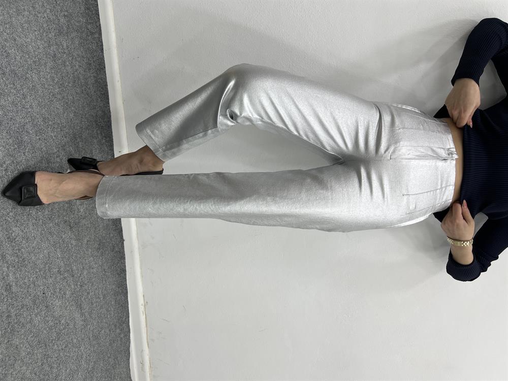 Gümüş Renk Önü Flatolu Metali̇k Pantolon