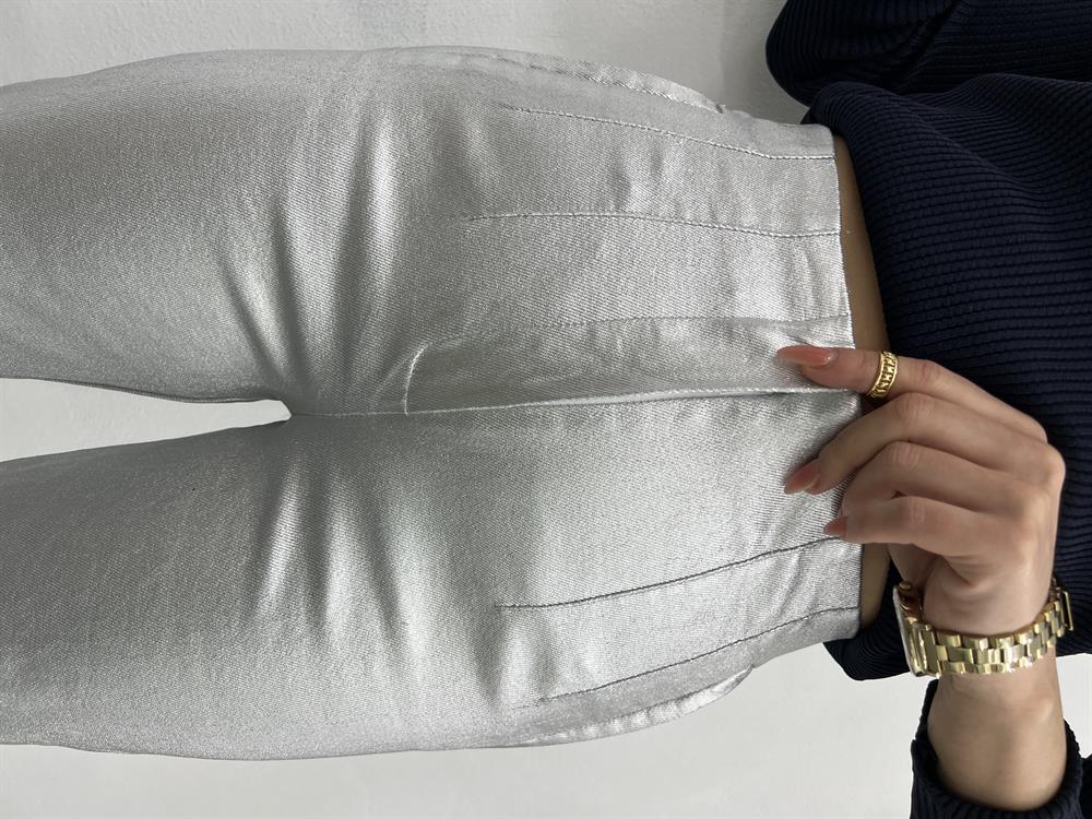 Gümüş Renk Önü Flatolu Metali̇k Pantolon