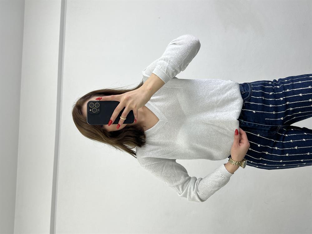 Gümüş Si̇mli̇ V Yaka Tri̇ko Kazak