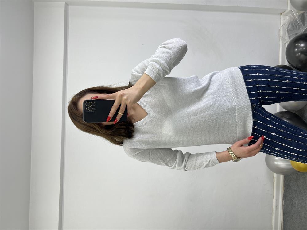 Gümüş Si̇mli̇ V Yaka Tri̇ko Kazak