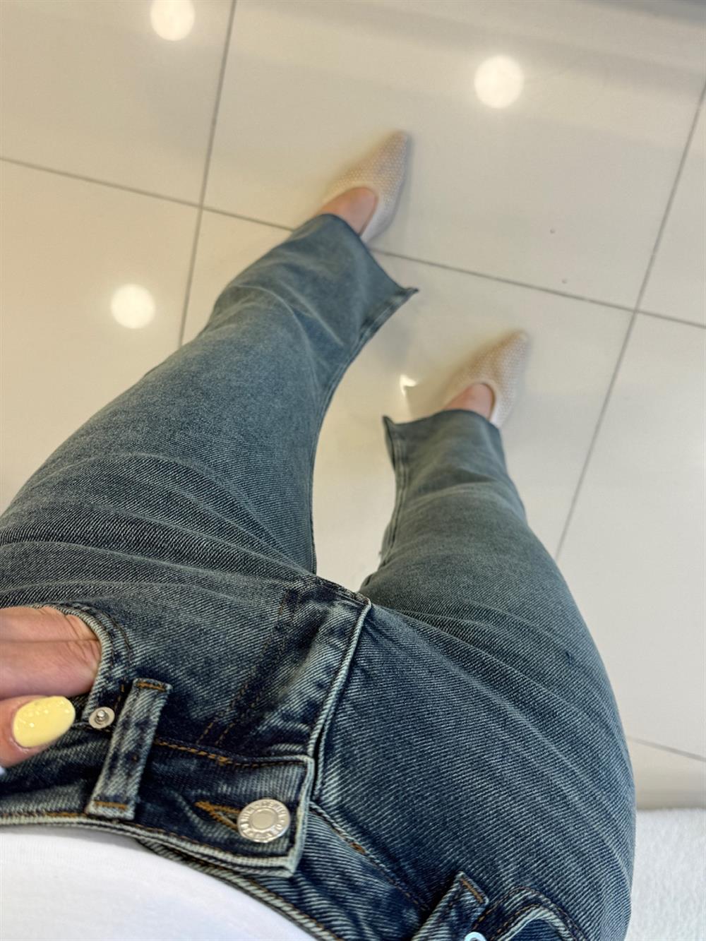 HAFİF İSPANYOL KESİK PAÇA LİKRALI MOM JEAN TİNTLİ 