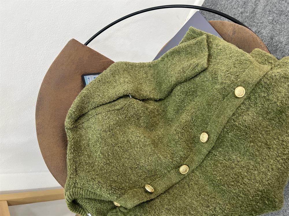 Haki̇ Yeşi̇l Rengi̇ Gold Düğmeli̇ Yumoş Hirka