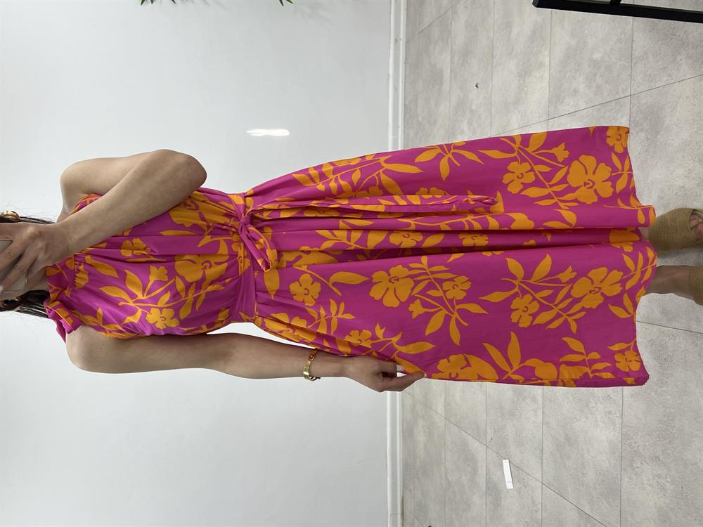 Halter Yaka Beli̇ Kuşakli Pembe Desenli̇ Elbi̇se